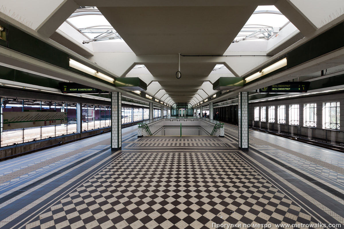 Фотография станции Hütteldorf [Хюттэльдорф] (U4, Вена). Продольный вид по оси станции.