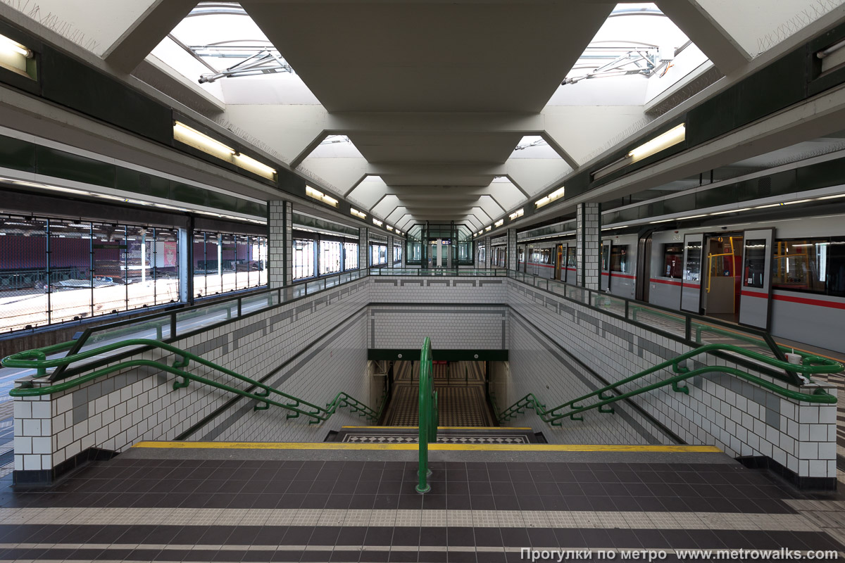 Фотография станции Hütteldorf [Хюттэльдорф] (U4, Вена). Выход в город осуществляется по лестнице. Вторая лестница не оборудована эскалатором.