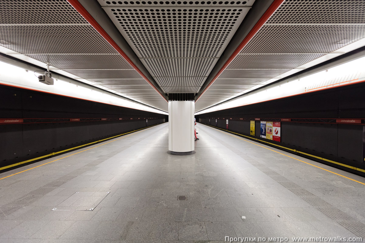 Фотография станции Johnstraße [Йонштрассе] (U3, Вена). Продольный вид по оси станции.