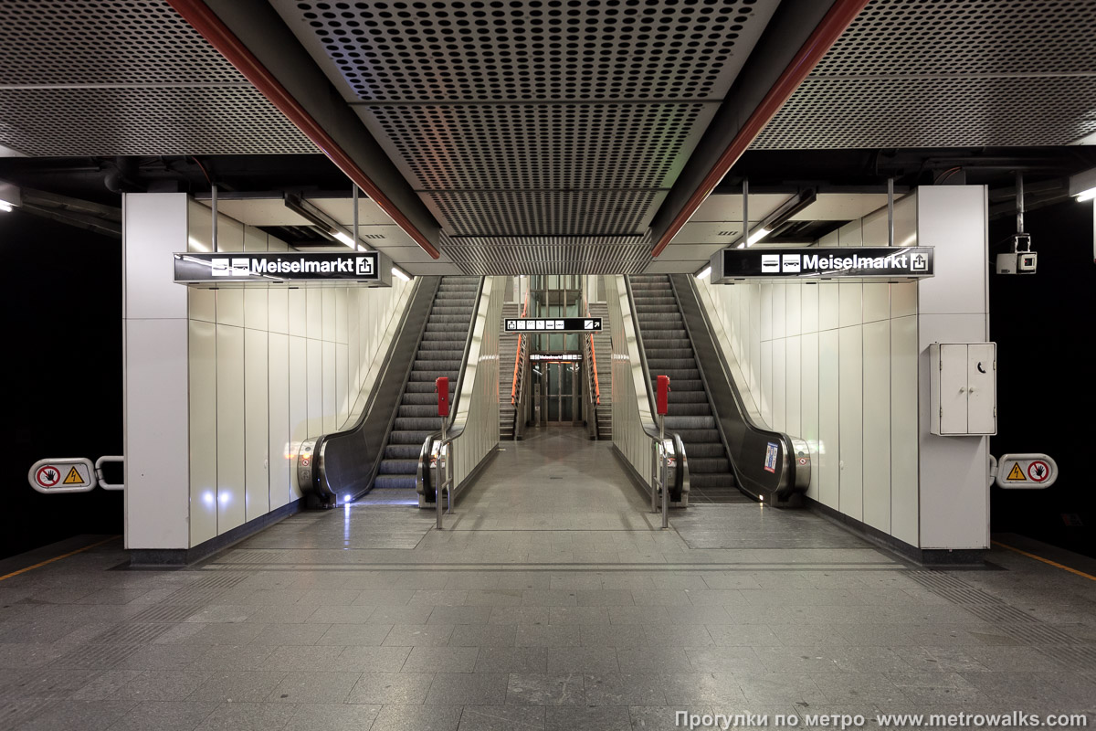 Фотография станции Johnstraße [Йонштрассе] (U3, Вена). Выход в город, эскалаторы начинаются прямо с уровня платформы. На заднем плане — лифт.