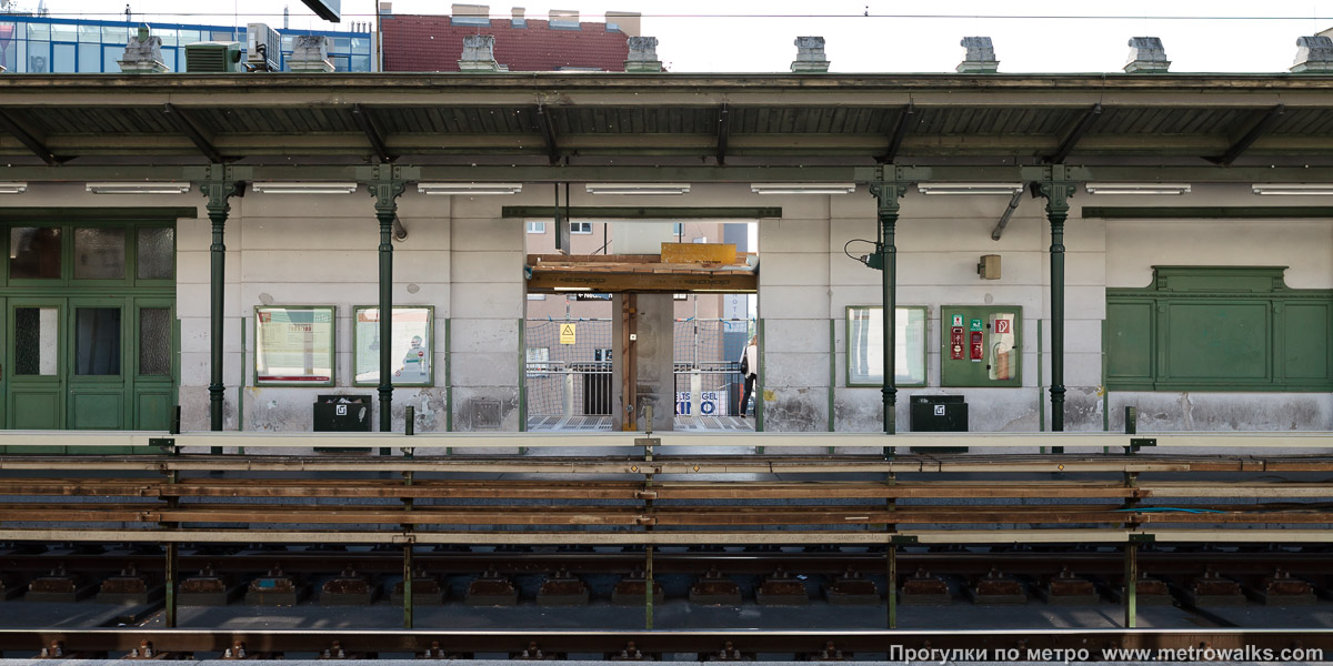 Фотография станции Josefstädter Straße [Йозефштэдтер Штрассе] (U6, Вена). Поперечный вид. Во время съёмки проводилась реконструкция вестибюля с сохранением исторической стены XIX века.
