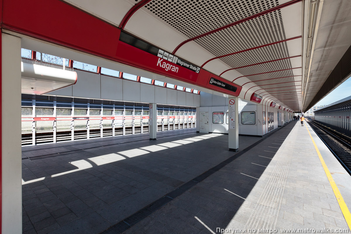 Фотография станции Kagran [Кагран] (U1, Вена). Вид с края платформы по диагонали на противоположную сторону сквозь центральный зал.