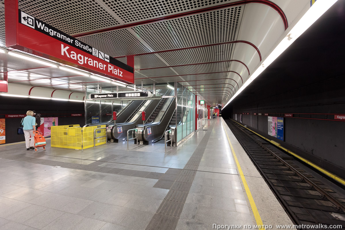 Фотография станции Kagraner Platz [Кагранер Плац] (U1, Вена). Выход в город, эскалаторы начинаются прямо с уровня платформы.
