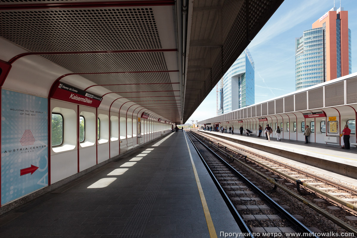Фотография станции Kaisermühlen — Vienna International Centre [Кайзермюллен] (U1, Вена). Продольный вид вдоль края платформы.