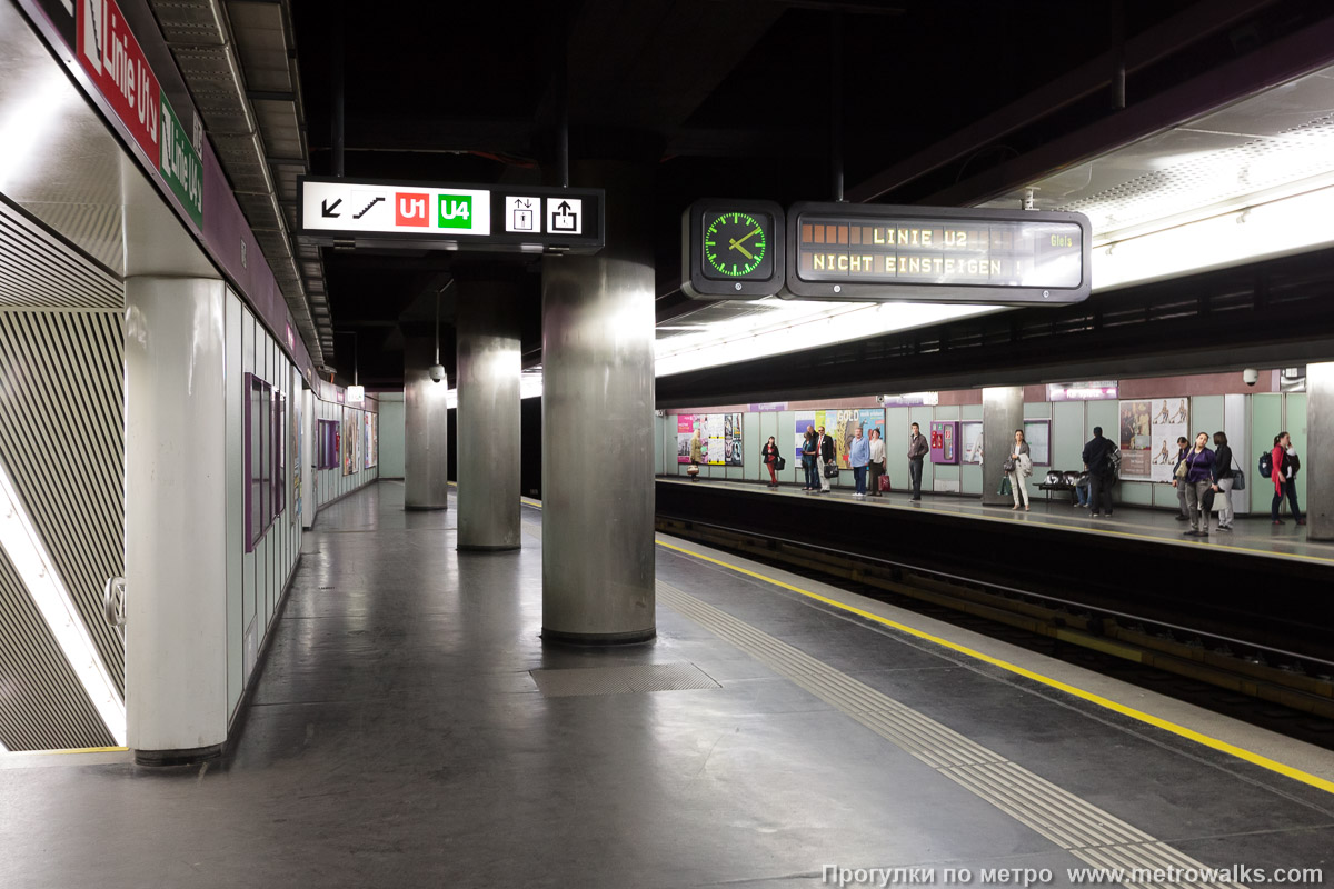 Фотография станции Karlsplatz [Карлсплац] (U2, Вена). Около перехода. Около неприметного перехода на линии U1 и U4, который случайно не влез в кадр.