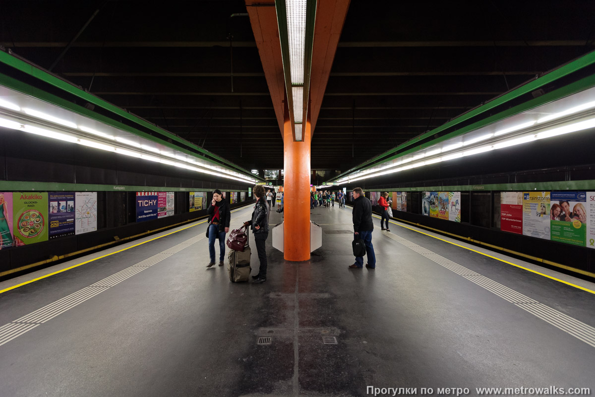 Фотография станции Karlsplatz [Карлсплац] (U4, Вена). Продольный вид по оси станции.