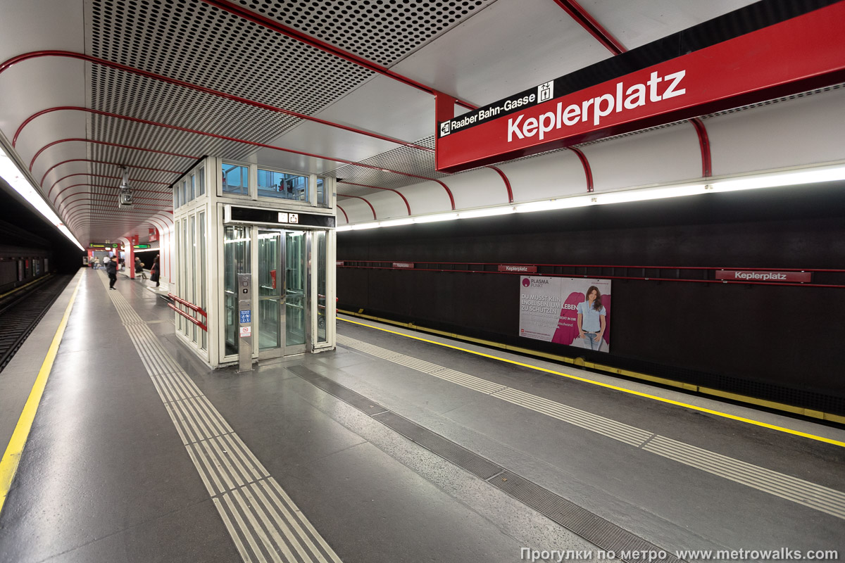 Фотография станции Keplerplatz [Кеплерплац] (U1, Вена). Вид по диагонали.