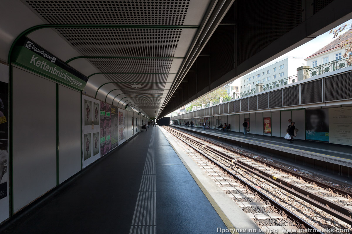 Фотография станции Kettenbrückengasse [Кеттенбрюкенгассе] (U4, Вена). Продольный вид вдоль края платформы.