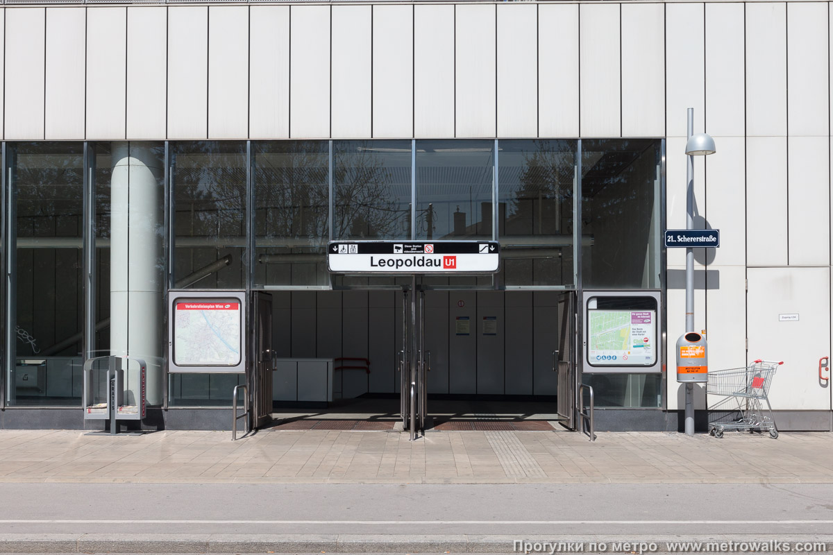 Фотография станции Leopoldau [Леопольдау] (U1, Вена). Вход в наземный вестибюль крупным планом.