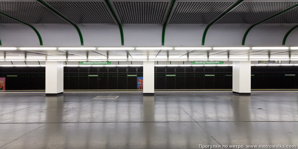 Фотография станции Meidling Hauptstraße [Майдлинг Хауптштрассе] (U4, Вена). Поперечный вид, проходы между колоннами из центрального зала на платформу.
