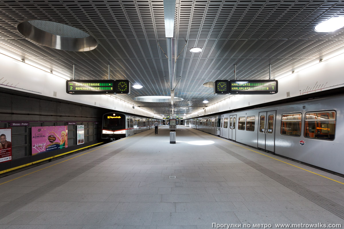 Фотография станции Messe-Prater [Мессе-Пратер] (U2, Вена). Продольный вид по оси станции. Для пущей цветастости — с поездами.