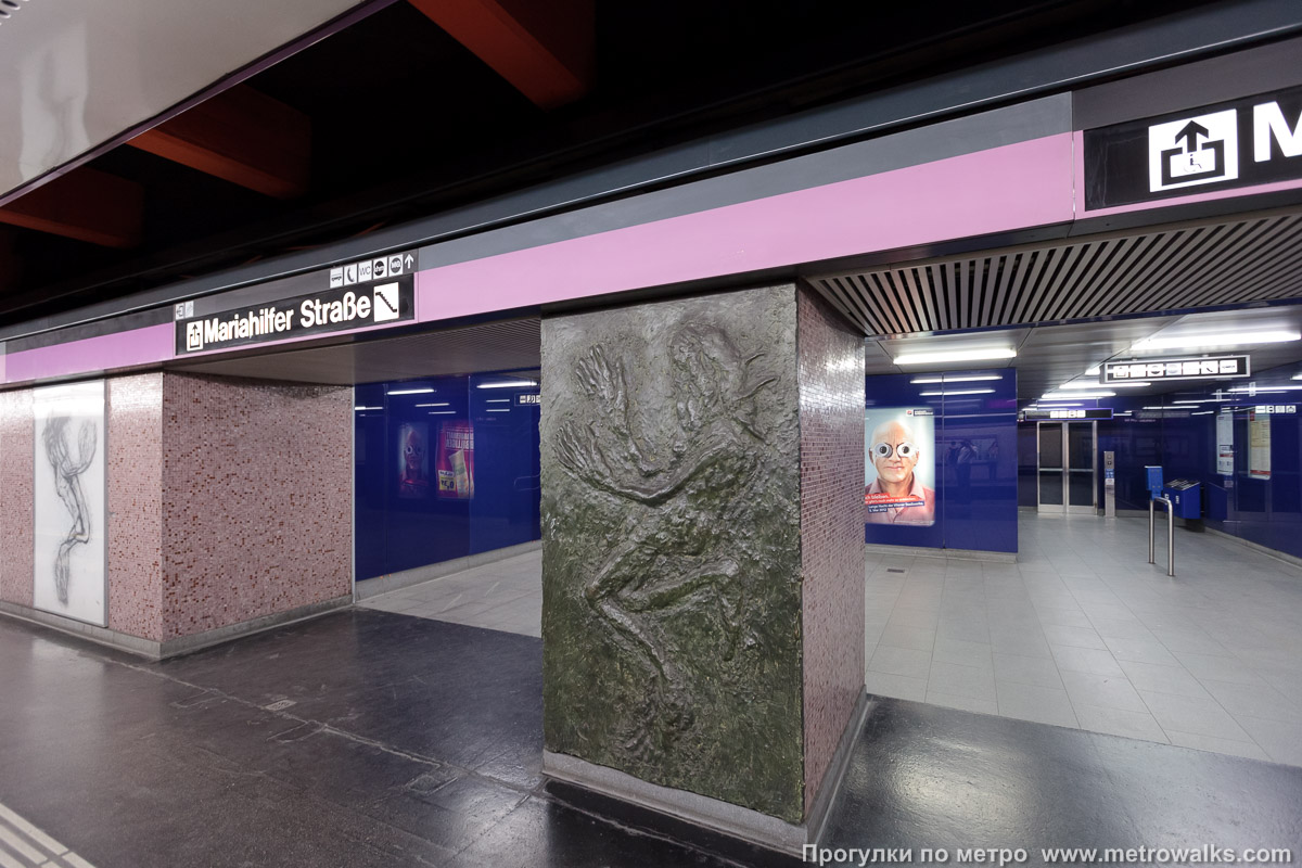 Фотография станции Museumsquartier [Музеумсквартир] (U2, Вена). Декоративное оформление прохода к выходу. Барельеф похож на карандашные рисунки, которыми оформлены стены станции.