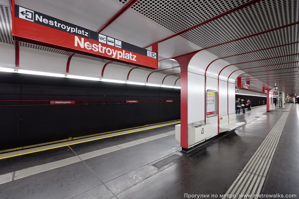 Фотография станции Nestroyplatz [Нестройплац] (U1, Вена). Вид по диагонали.