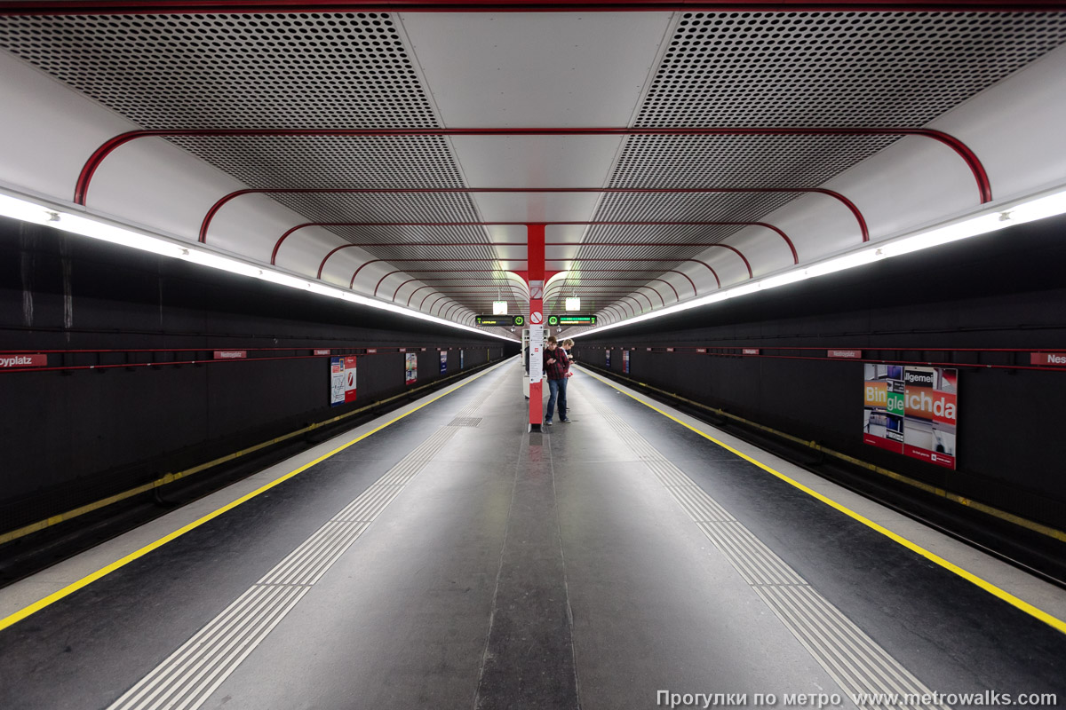 Фотография станции Nestroyplatz [Нестройплац] (U1, Вена). Продольный вид по оси станции.