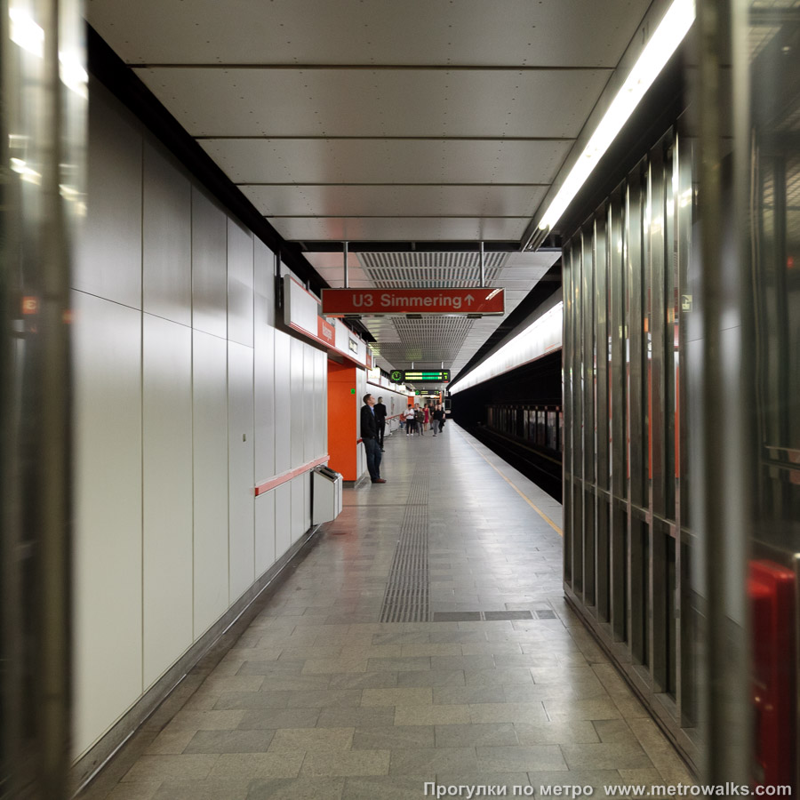 Фотография станции Neubaugasse [Нойбаугассе] (U3, Вена). Боковой зал станции и посадочная платформа, общий вид. Верхний ярус станции, путь на юго-восток, до станции Simmering. Вид из лифта.