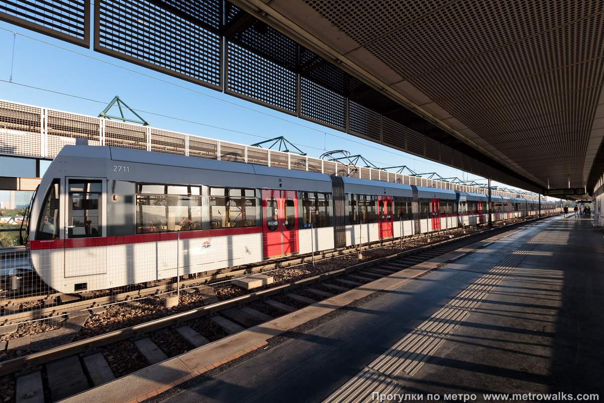 Фотография станции Neue Donau [Нойе Донау] (U6, Вена). Вид по диагонали. Для пущей цветастости — с поездом.