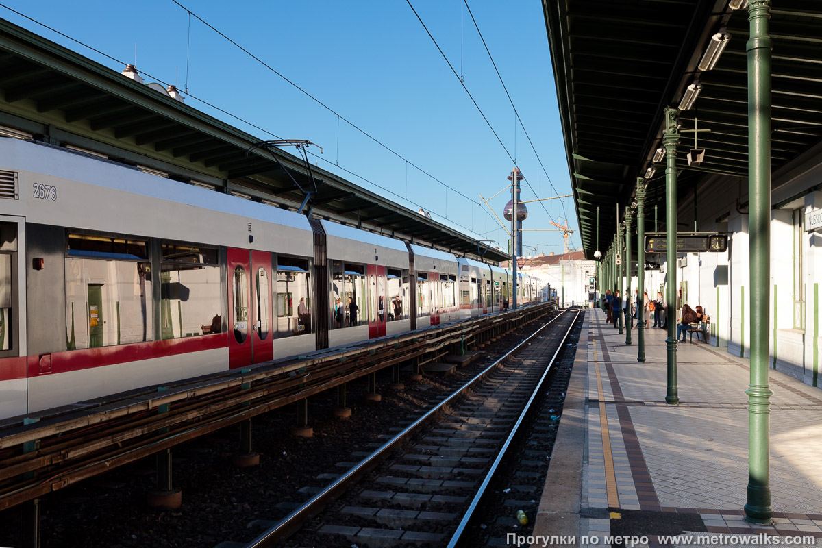 Фотография станции Nußdorfer Straße [Нусдорфер Штрассе] (U6, Вена). Вид по диагонали. Для пущей цветастости — с поездом.