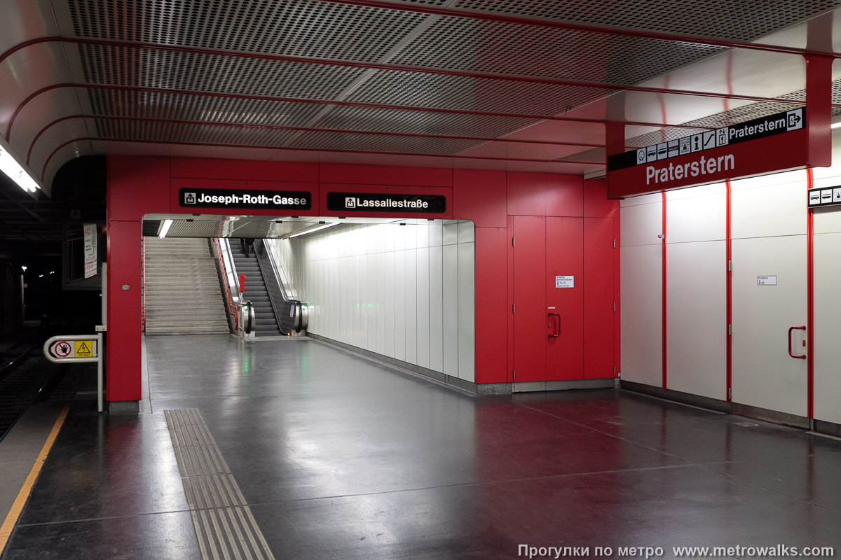 Фотография станции Praterstern [Пратерштерн] (U1, Вена). Выход в город, эскалаторы начинаются прямо с уровня платформы.