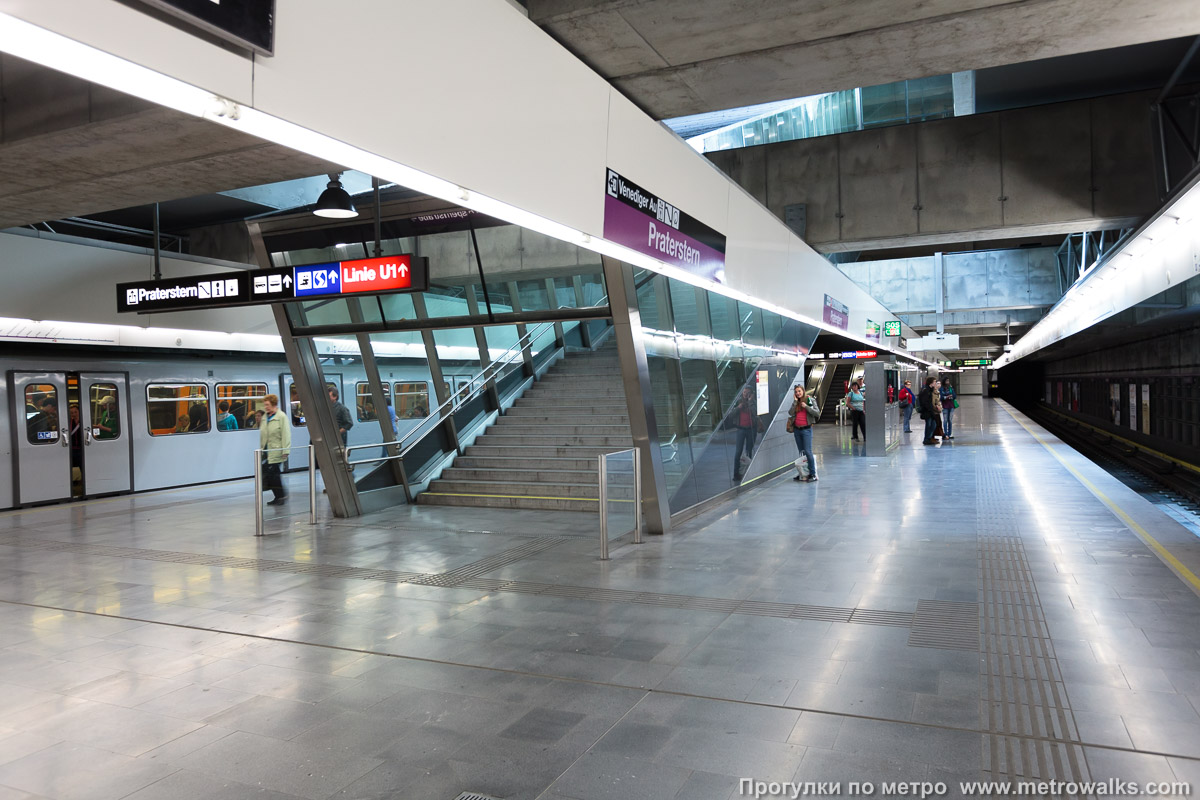 Фотография станции Praterstern [Пратерштерн] (U2, Вена). Выход в город, эскалаторы начинаются прямо с уровня платформы. Выход в город и переход на линию U1. Станция линии U2 расположена на меньшей глубине, сверху пробивается дневной свет.