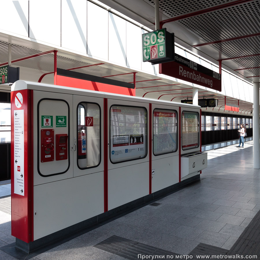 Фотография станции Rennbahnweg [Реннбанвег] (U1, Вена). Информационный стенд.