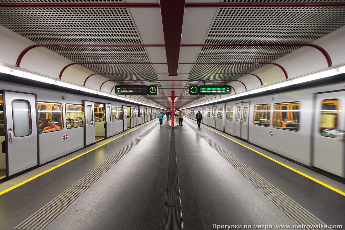 Фотография станции Reumannplatz [Ройманнплац] (U1, Вена). Продольный вид по оси станции. Для оживления картинки — с поездами.