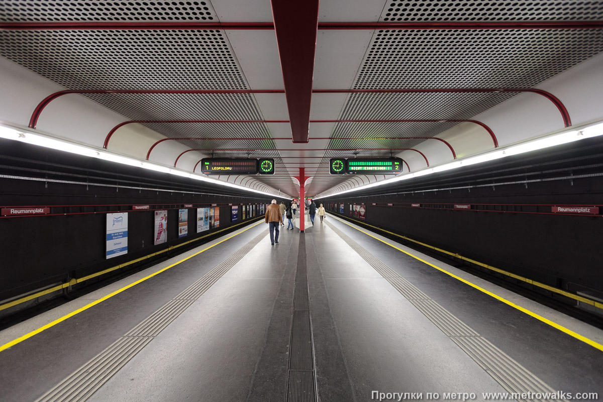 Фотография станции Reumannplatz [Ройманнплац] (U1, Вена). Продольный вид по оси станции.