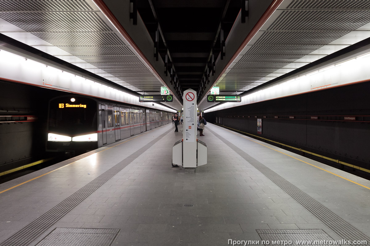 Фотография станции Schlachthausgasse [Шлахтхаусгассе] (U3, Вена). Продольный вид по оси станции. Для оживления картинки — с прибывающим поездом.