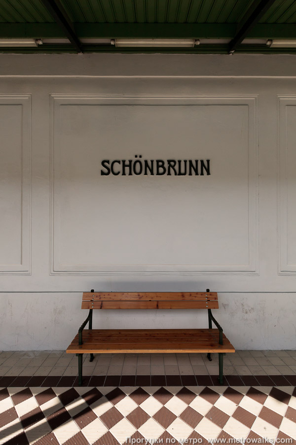 Фотография станции Schönbrunn [Шёнбрунн] (U4, Вена). Скамейка.