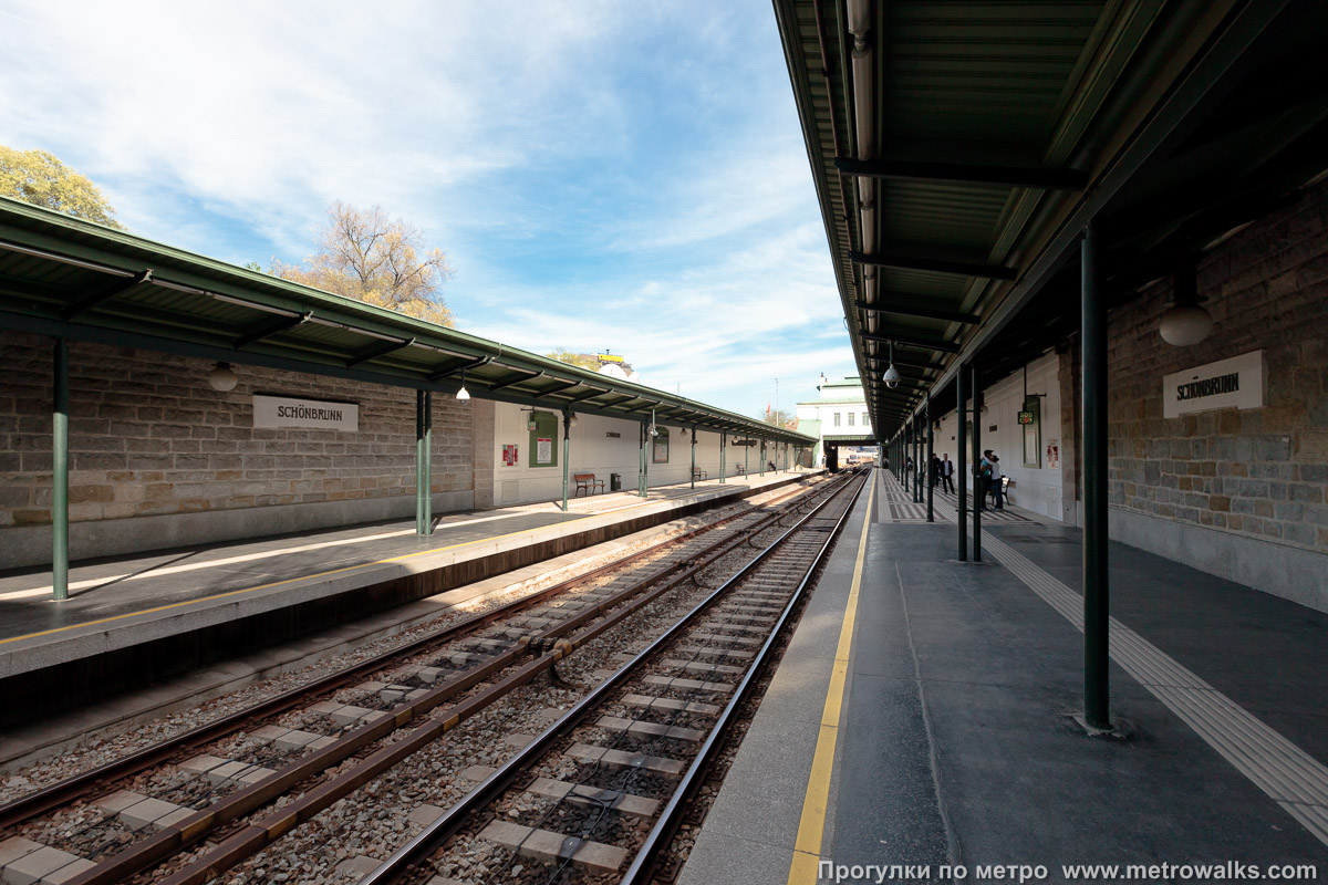 Фотография станции Schönbrunn [Шёнбрунн] (U4, Вена). Продольный вид по оси станции. На заднем плане — историческая часть станции, на переднем — удлинение, достроенное при реконструкции линии к формату метро.