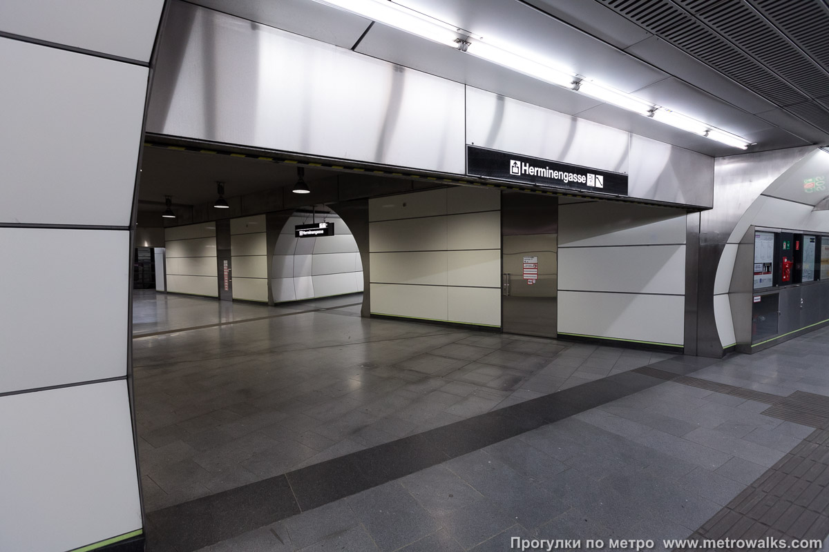 Фотография станции Schottenring [Шоттенринг] (U2, Вена). Аванзал у выхода в город. Станция не имеет центрального зала.