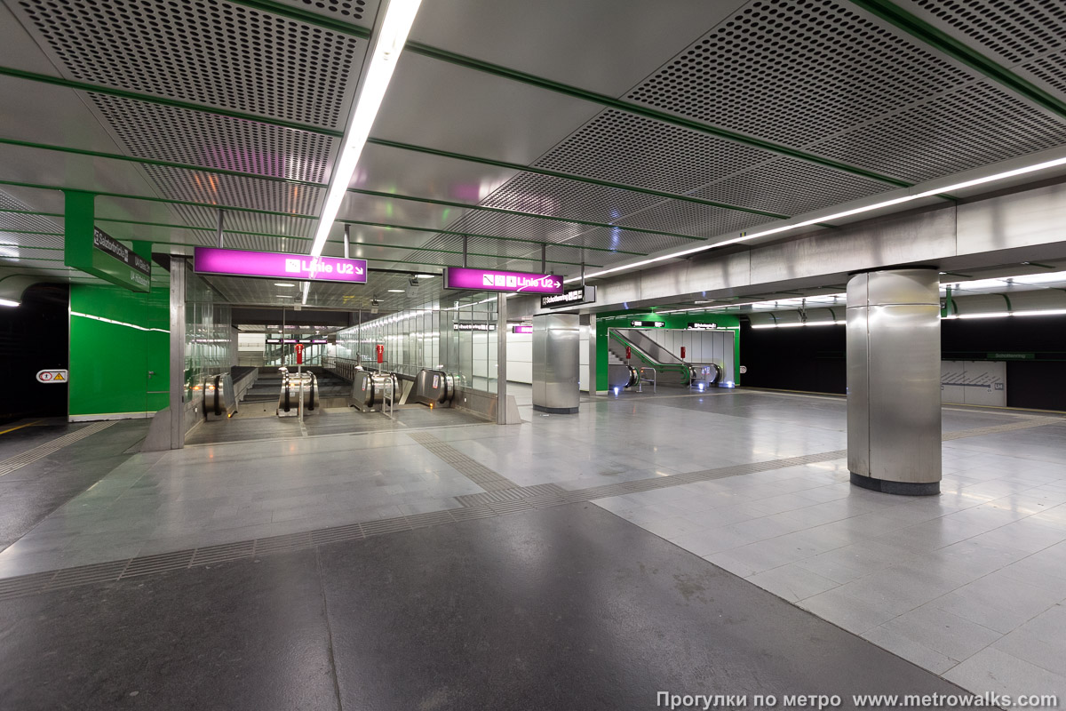 Фотография станции Schottenring [Шоттенринг] (U4, Вена). Около перехода. В торце центрального зала — переходы на одноимённую станцию линии U2. Справа — ещё один выход в город.