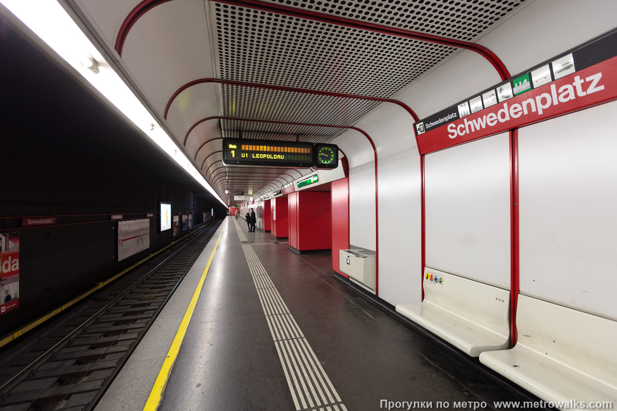 Фотография станции Schwedenplatz [Шведенплац] (U1, Вена). Боковой зал станции и посадочная платформа, общий вид.