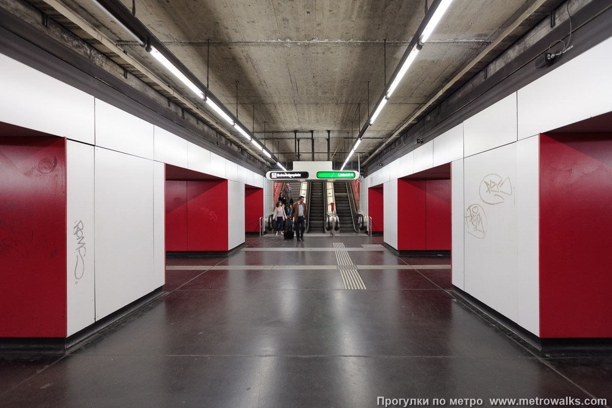 Фотография станции Schwedenplatz [Шведенплац] (U1, Вена). Центральный зал станции, вид вдоль от глухого торца в сторону выхода.