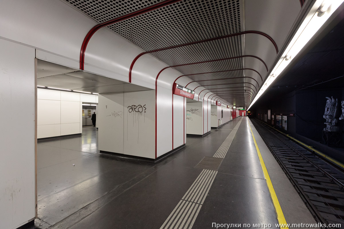 Фотография станции Schwedenplatz [Шведенплац] (U1, Вена). Вид на пилоны со стороны края платформы.