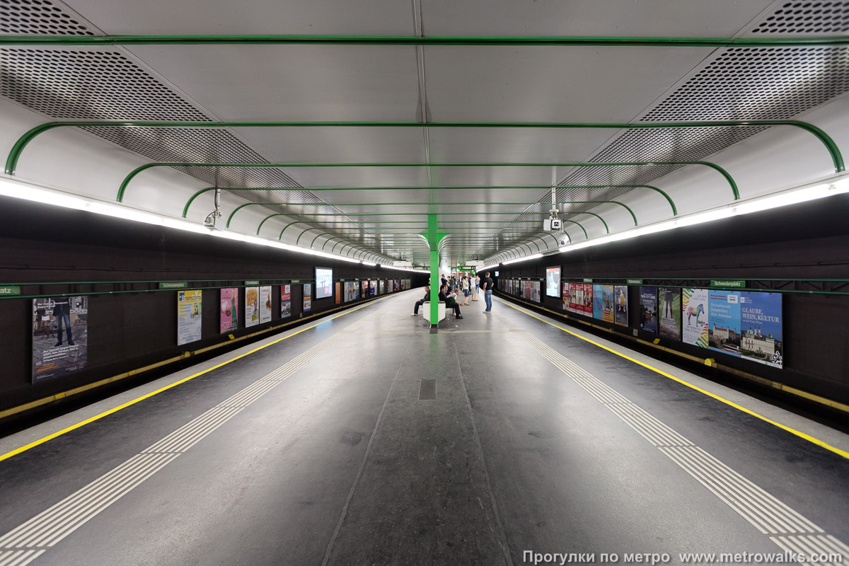 Фотография станции Schwedenplatz [Шведенплац] (U4, Вена). Продольный вид по оси станции.