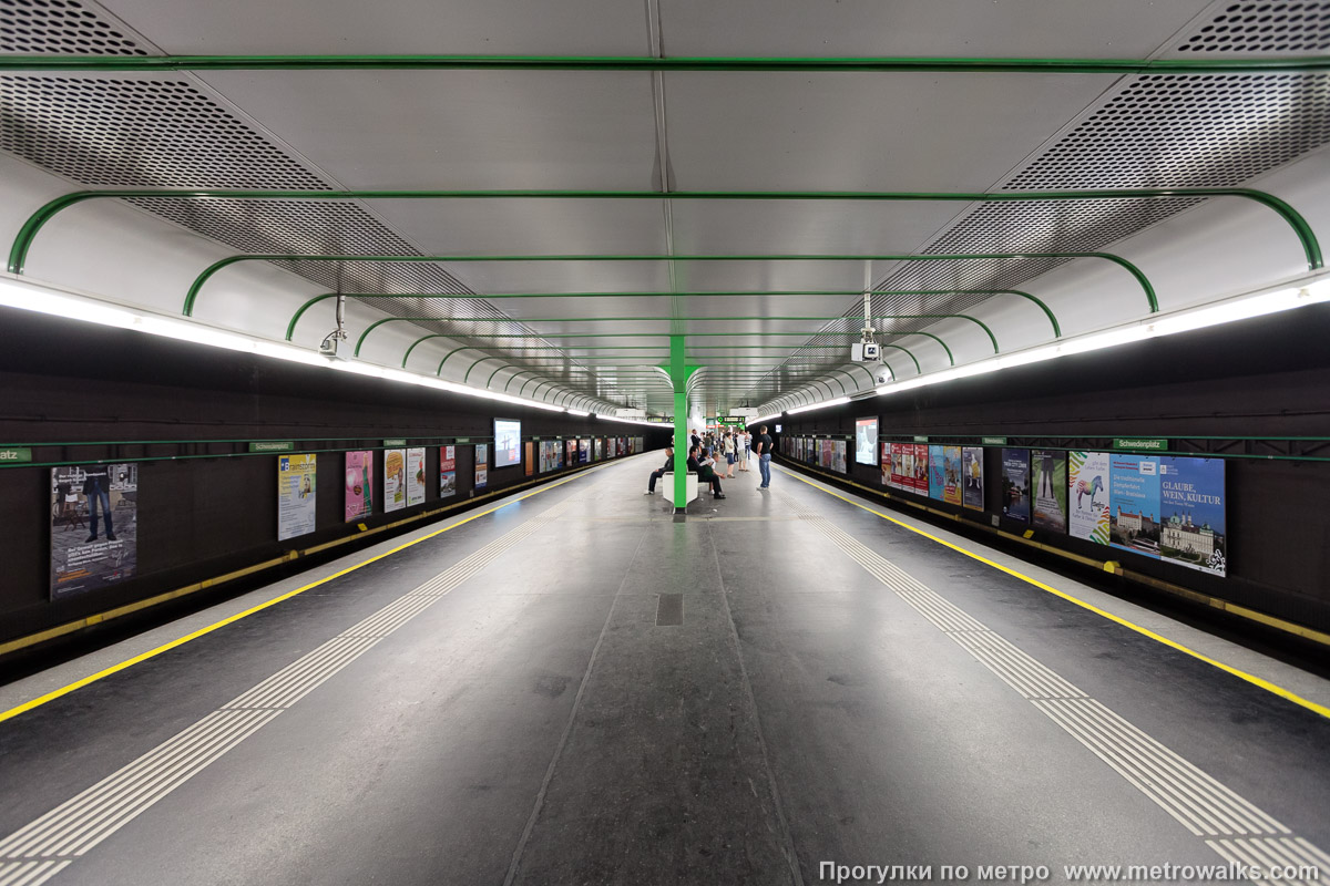 Фотография станции Schwedenplatz [Шведенплац] (U4, Вена). Продольный вид по оси станции.