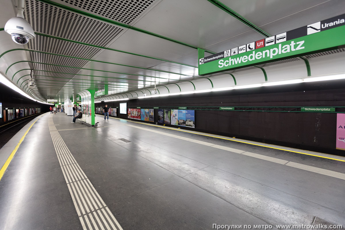 Фотография станции Schwedenplatz [Шведенплац] (U4, Вена). Вид по диагонали. Станция находится в кривой.