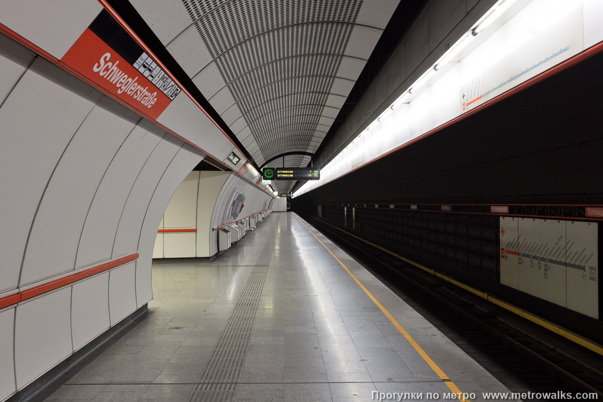 Фотография станции Schweglerstraße [Швеглерштрассе] (U3, Вена). Боковой зал станции и посадочная платформа, общий вид.