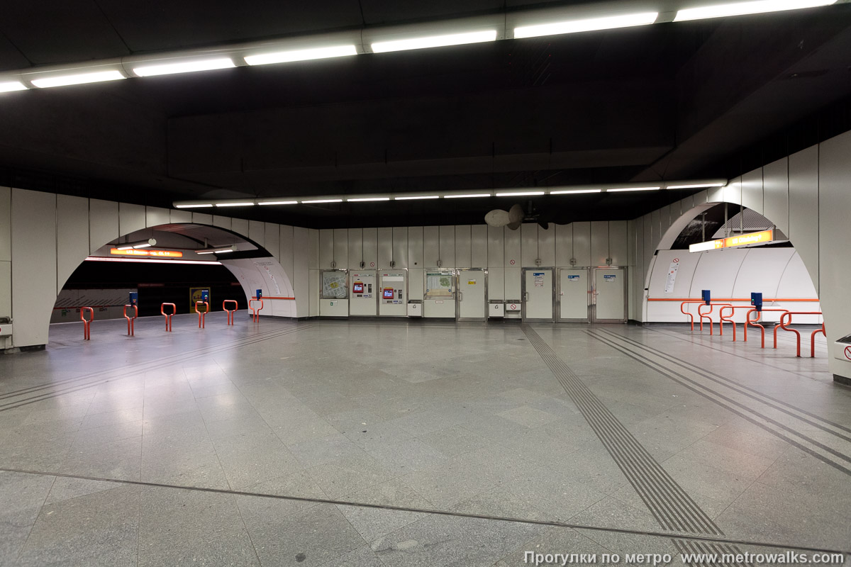 Фотография станции Schweglerstraße [Швеглерштрассе] (U3, Вена). Аванзал у выхода в город.