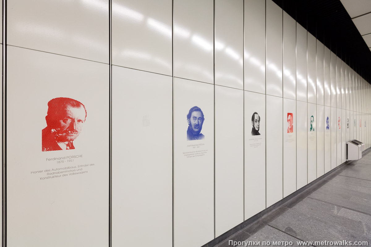 Фотография станции Schweglerstraße [Швеглерштрассе] (U3, Вена). Декоративная отделка стены в проходе к эскалаторам. Галерея портретов известных инженеров, изобретателей и учёных. На переднем плане — немецкий конструктор автомобилей Фердинанд Порше, за ним — венгерский учёный Йожеф Петцваль и другие.