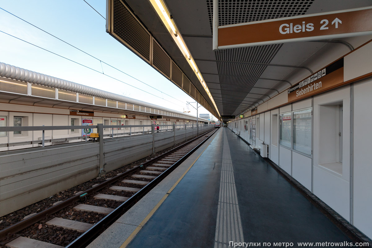 Фотография станции Siebenhirten [Зибенхиртен] (U6, Вена). Продольный вид вдоль края платформы.
