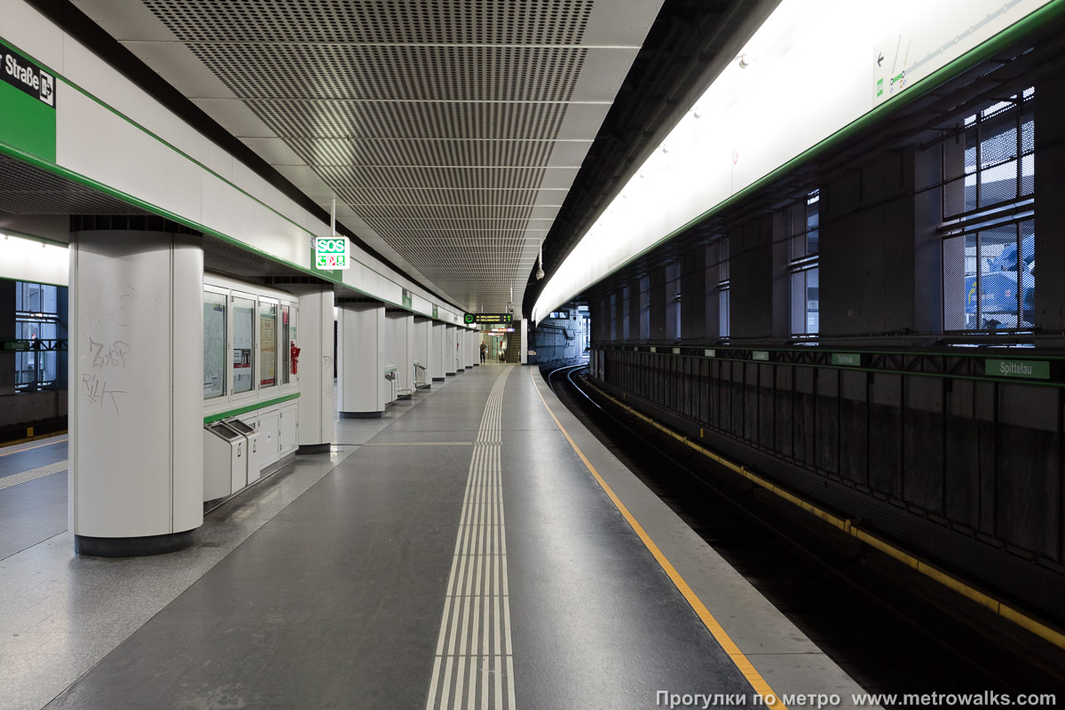 Фотография станции Spittelau [Шпиттелау] (U4, Вена). Боковой зал станции и посадочная платформа, общий вид.