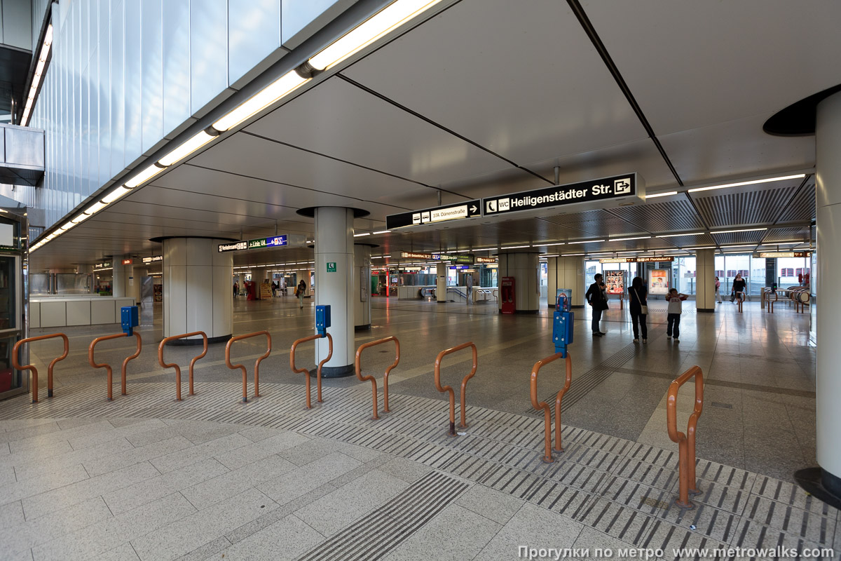Фотография станции Spittelau [Шпиттелау] (U6, Вена). Внутри вестибюля станции, общий вид.