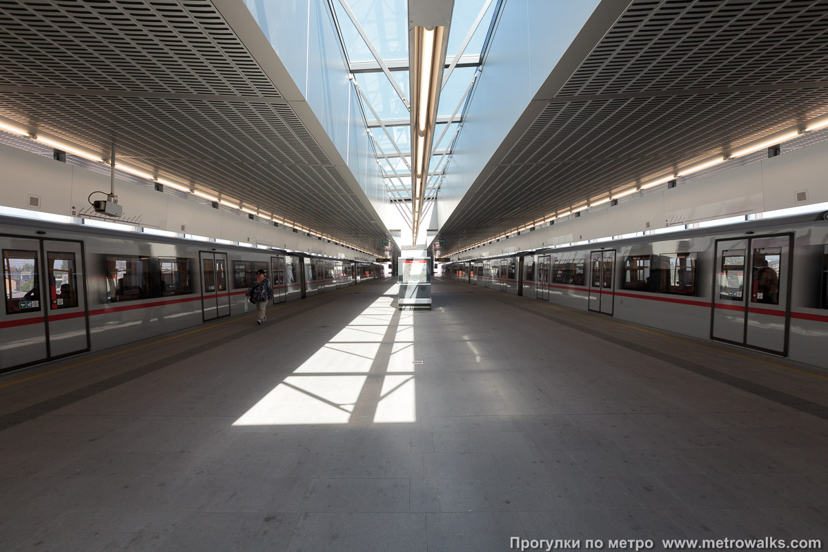 Фотография станции Stadlau [Штадлау] (U2, Вена). Продольный вид по оси станции. Для пущей цветастости — с поездами.