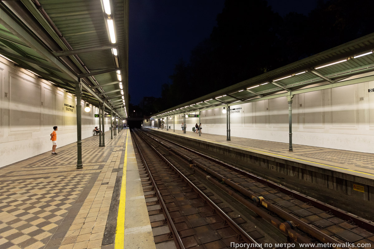 Фотография станции Stadtpark [Штадтпарк] (U4, Вена). Продольный вид по оси станции. Историческая часть станции.