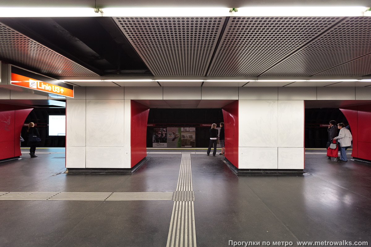 Фотография станции Stephansplatz [Штефансплац] (U1, Вена). Поперечный вид, проходы между пилонами из центрального зала на платформу.