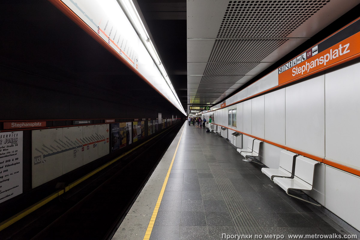 Фотография станции Stephansplatz [Штефансплац] (U3, Вена). Боковой зал станции и посадочная платформа, общий вид. Пути станции расположены один над другим, перемещаться между платформами можно на лифте.