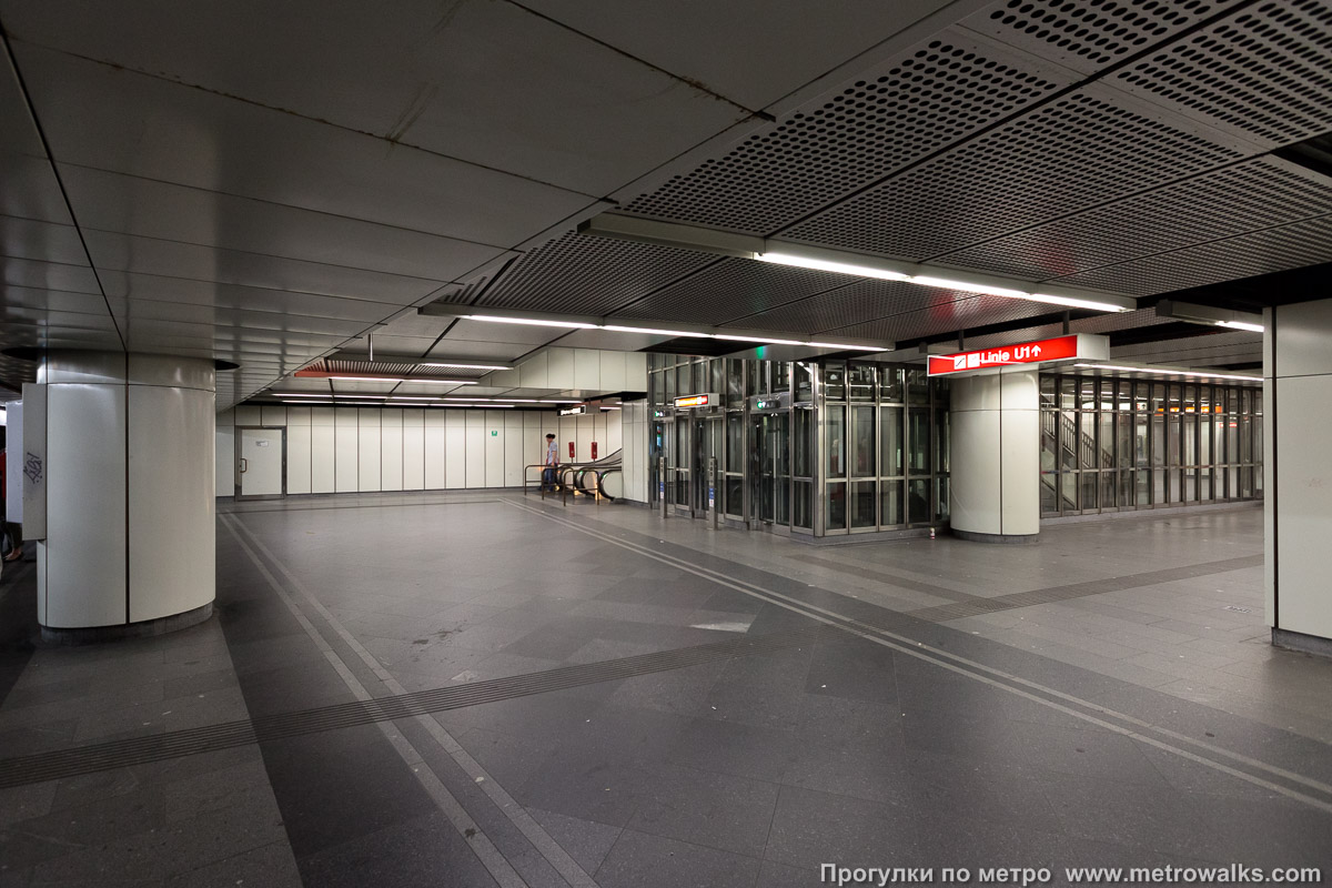 Фотография станции Stephansplatz [Штефансплац] (U3, Вена). Аванзал у выхода в город. Слева — эскалаторы на выход, справа — переход на линию U1, посередине — лифты по всем направлениям.