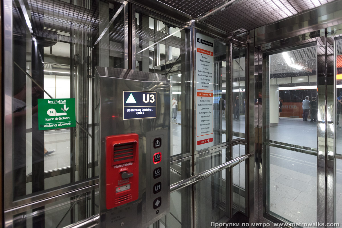 Фотография станции Stephansplatz [Штефансплац] (U3, Вена). Внутри лифта. Лифт может доставить на выход, на станцию линии U1 и на обе платформы станции линии U3.