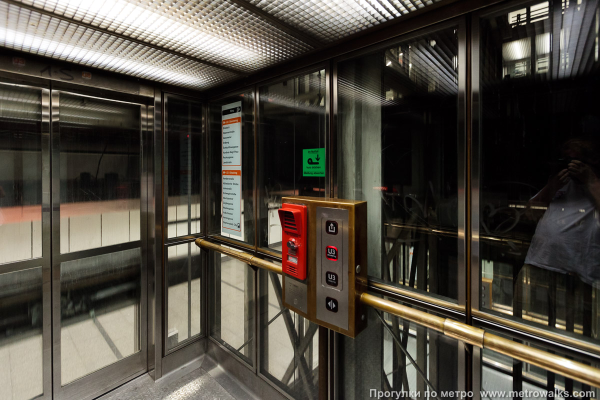 Фотография станции Stubentor [Штубентор] (U3, Вена). Внутри лифта.